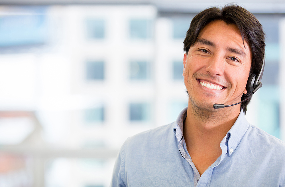 Un vendeur souriant portant un casque pour répondre aux questions sur l’application CGM Eversense.