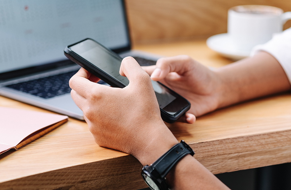 Uomo che consulta le domande frequenti sul diabete di Eversense su un telefono.