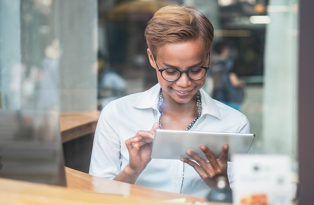 Frau recherchiert auf Laptop 6-Monate-CGM