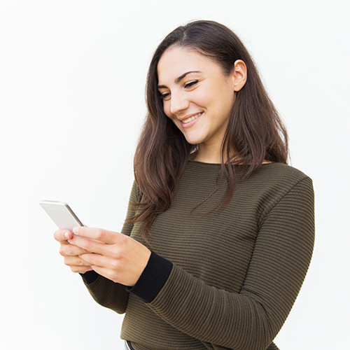 Une jeune femme utilisant son téléphone pour consulter ses données CGM quotidiennes.