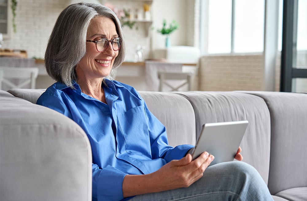 Donna che usa un laptop per scoprire se l’assicurazione copre i dispositivi per il monitoraggio del glucosio continui.